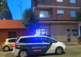Tres guardias civiles en la puerta del edificio donde tuvo lugar el cimen.