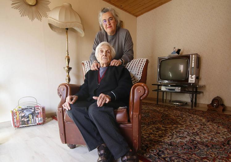 Mari Carmen y María en la sala ambientada en los años 70 de la Asociación Alzheimer Valencia.