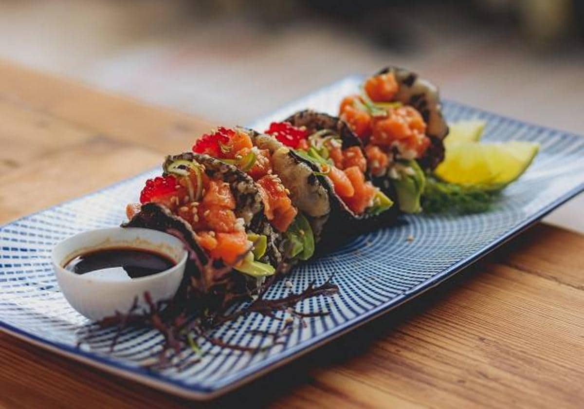 Crujiente de nori con tartar de salmón, una deliciosa y original forma de comer pescado