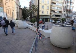 Maceteros y bancos instalados en la plaza Barón de Cortes de Ruzafa.