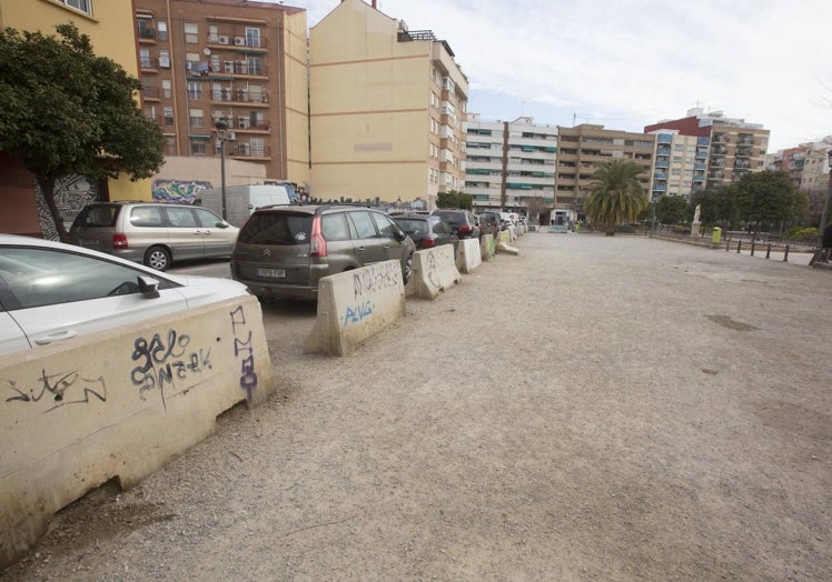 Zona sin asfaltar y con barreras de la calle Mariano Ribera.