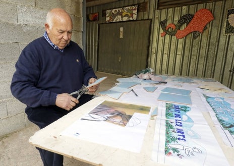 Imagen secundaria 1 - Mario 'Albi' abre la puerta de 'La Chacra'. Abajo, su trabajo en el taller, su refugio de creatividad en la propia casa y, sobre estas líneas, sus macetas de trencadís y un pilar reconvetrido en ánfora.