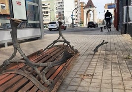 Un banco destrozado en la zona donde los jóvenes hacen el botellón.