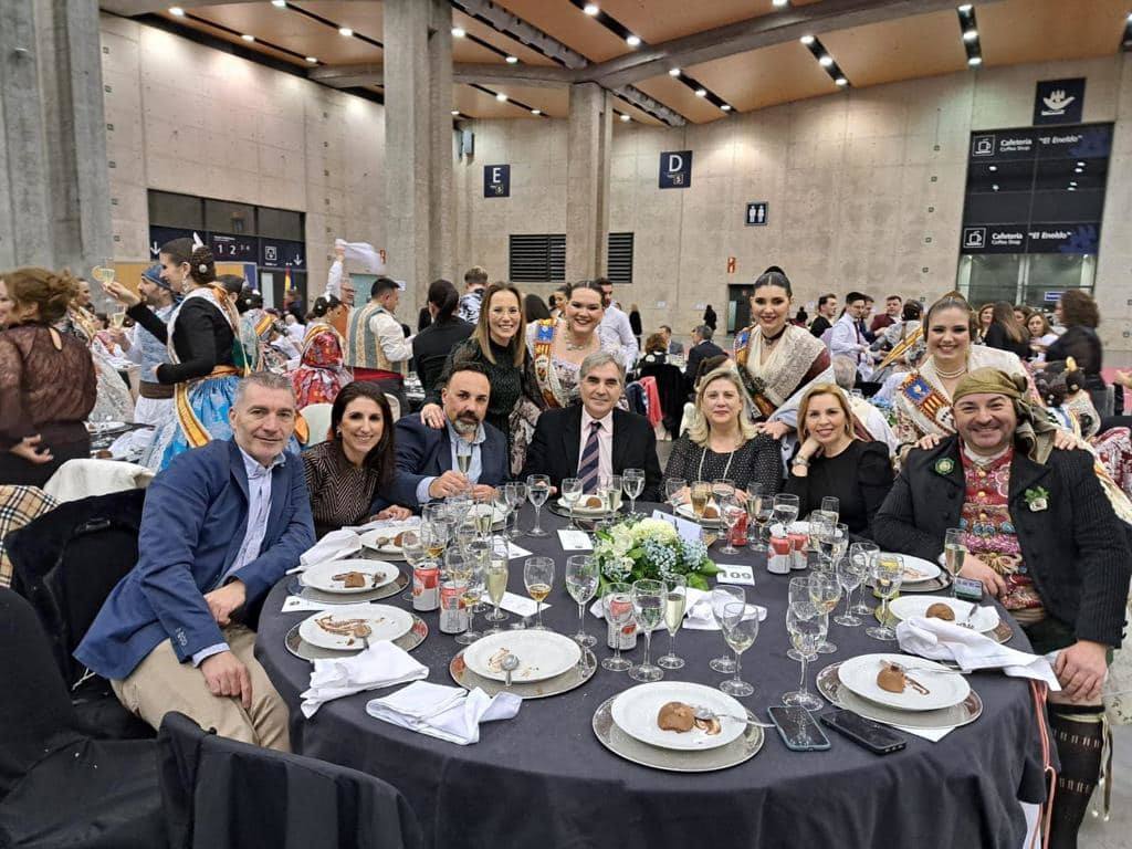 Representantes de la comisión en la Gala Fallera.