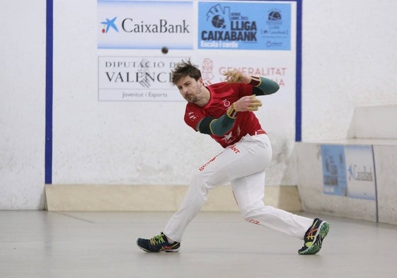 Puchol II se descarga de rebote en la partida disputada ayer en el trinquet Pelayo.