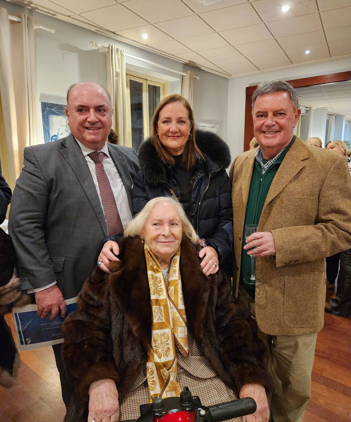 Jorge, Almudena y Luis Martí con su madre, Amparo Moreno.