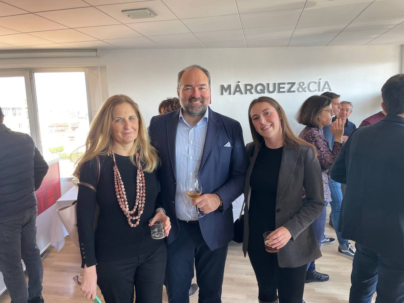 Rosana Gimeno, Antonio Márquez y Marta Romero en el balcón del despacho Márquez y Cía.