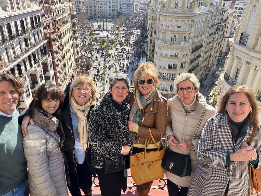 Voluntarios de la asociación Proyecto Hombre en el balcón de Argimiro Aguilar.