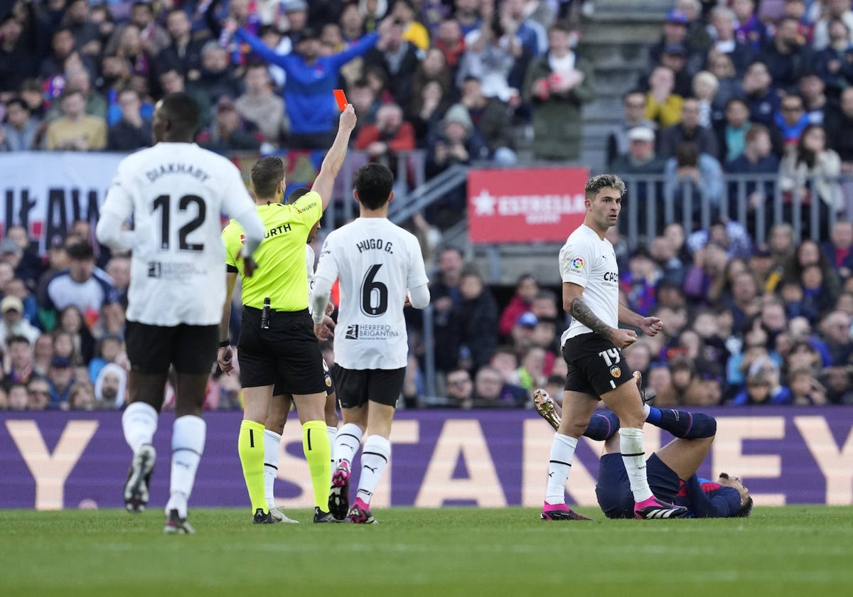 Alberola Rojas expulsa a Araujo durante el partido entre el Barcelona y el Valencia.