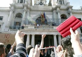 El balcón del Ayuntamiento durante una mascletà, en una imagen de archivo.