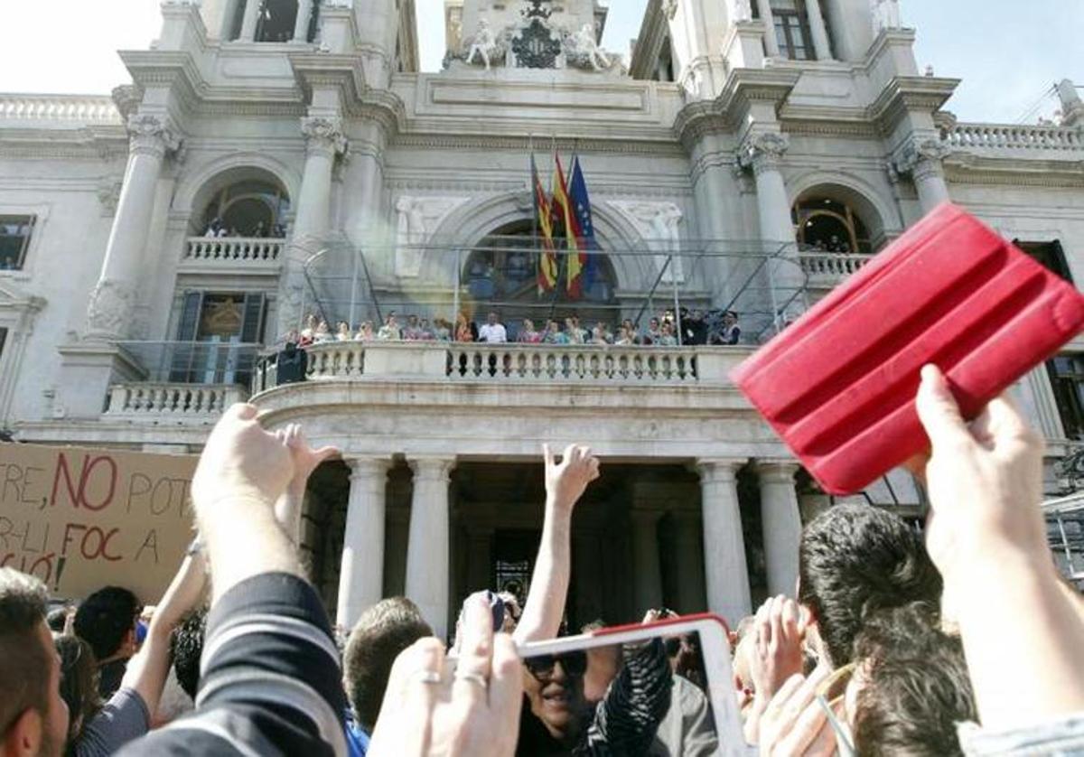 El balcón del Ayuntamiento durante una mascletà, en una imagen de archivo.