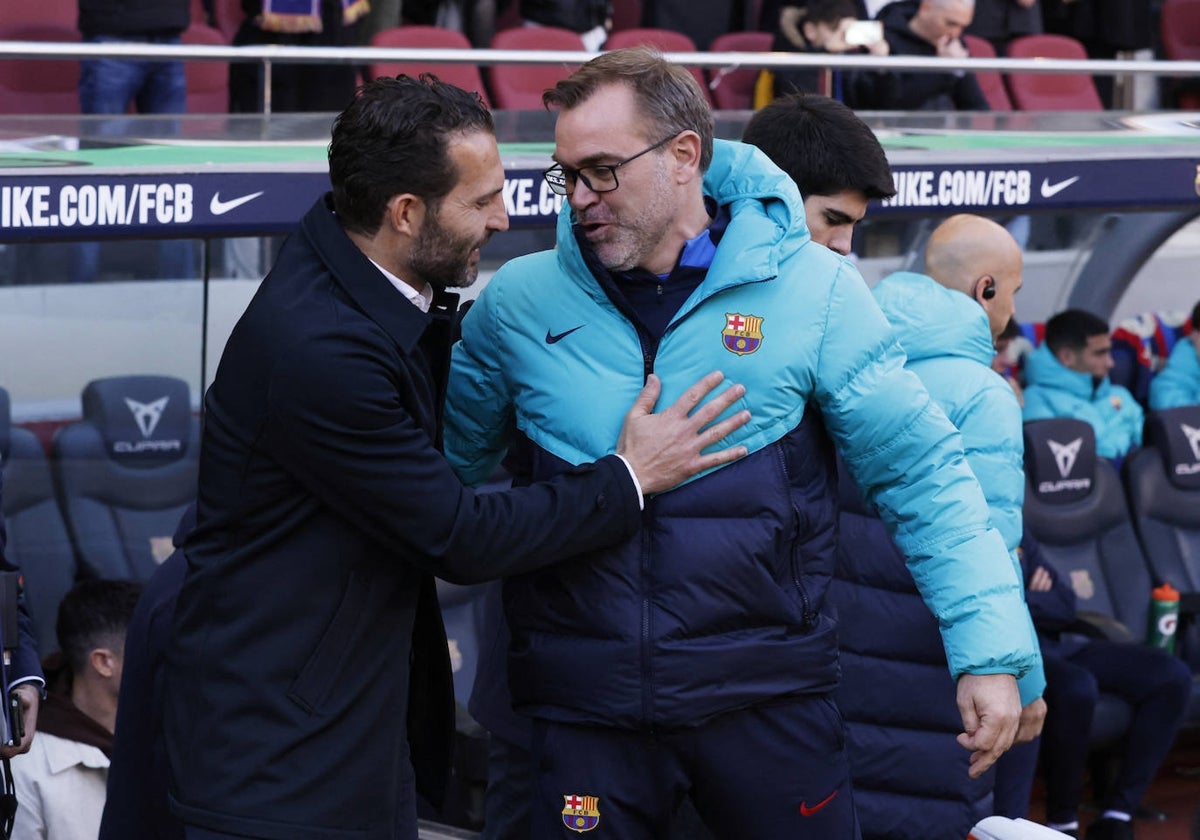 Rubén Baraja saluda a Óscar Hernández en el Camp Nou.