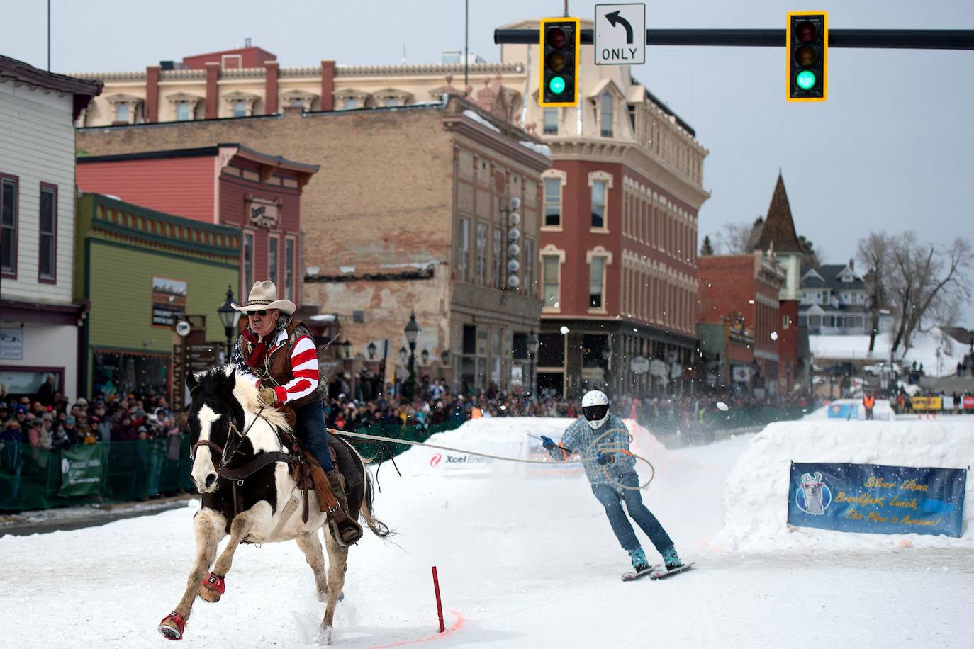 Skijoring: así es la loca carrera que fusiona los caballos, el esquí y el lejano Oeste