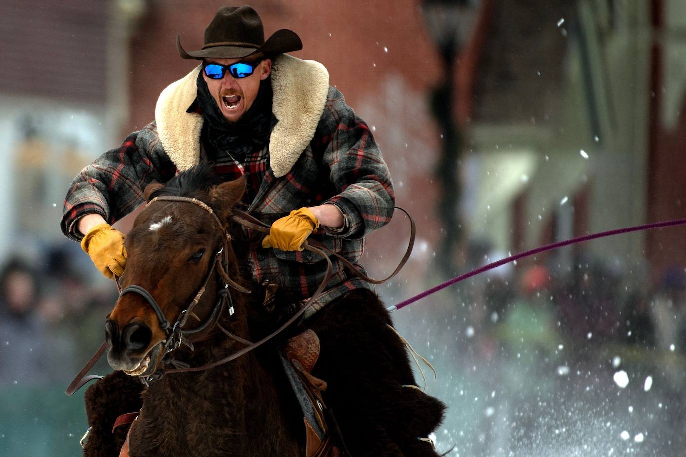 Skijoring: así es la loca carrera que fusiona los caballos, el esquí y el lejano Oeste