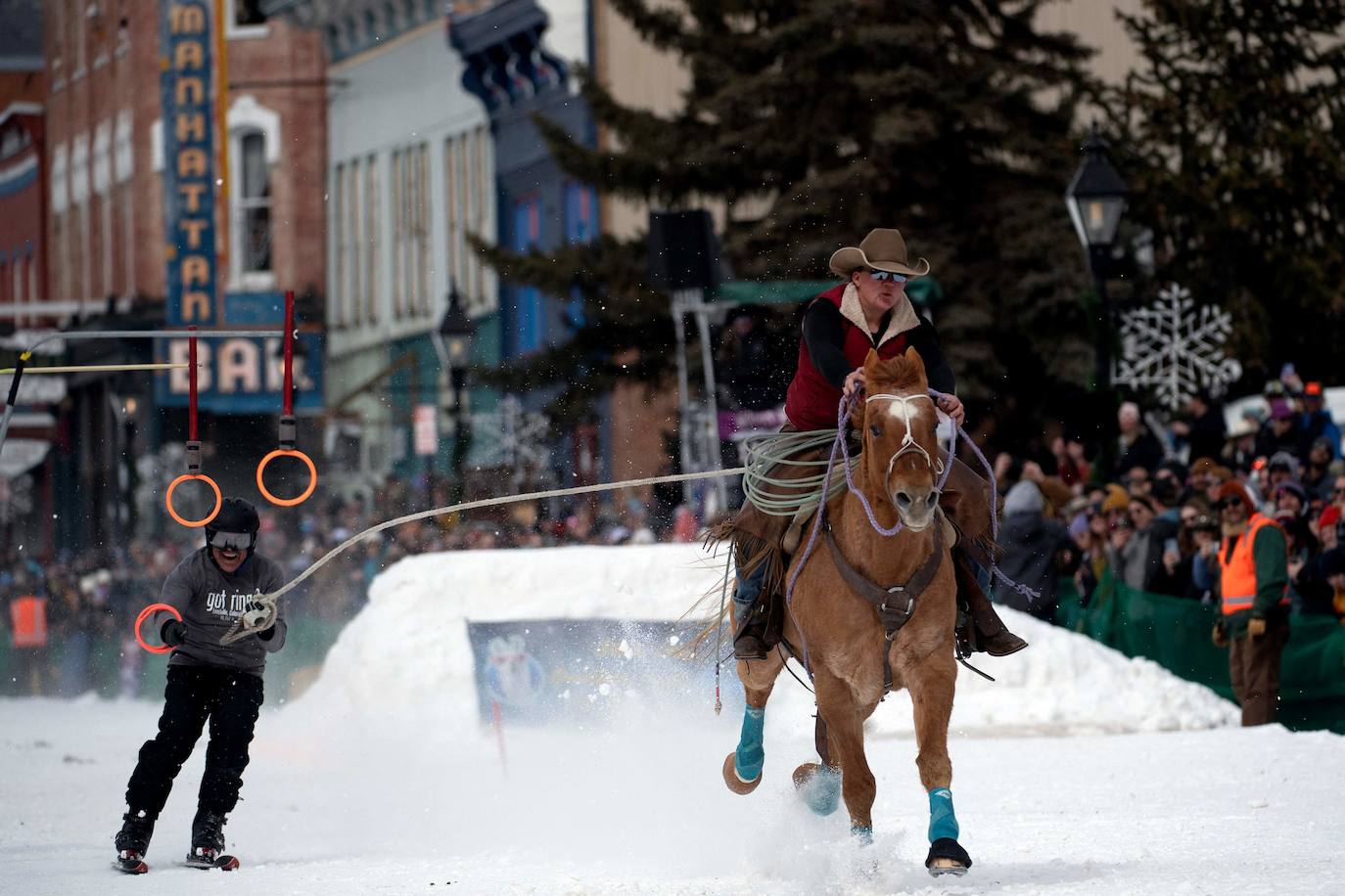 Skijoring: así es la loca carrera que fusiona los caballos, el esquí y el lejano Oeste