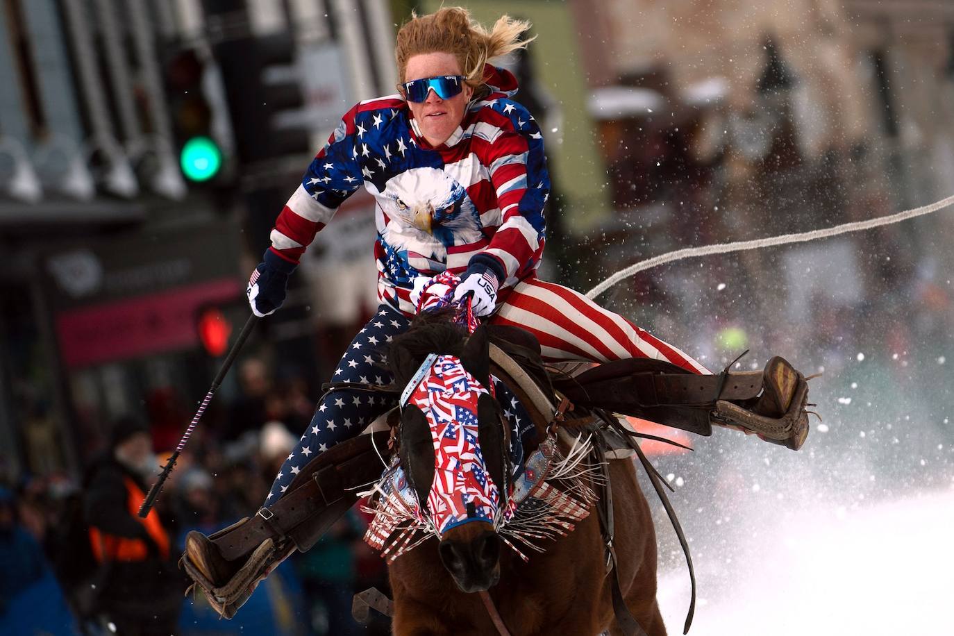 Skijoring: así es la loca carrera que fusiona los caballos, el esquí y el lejano Oeste