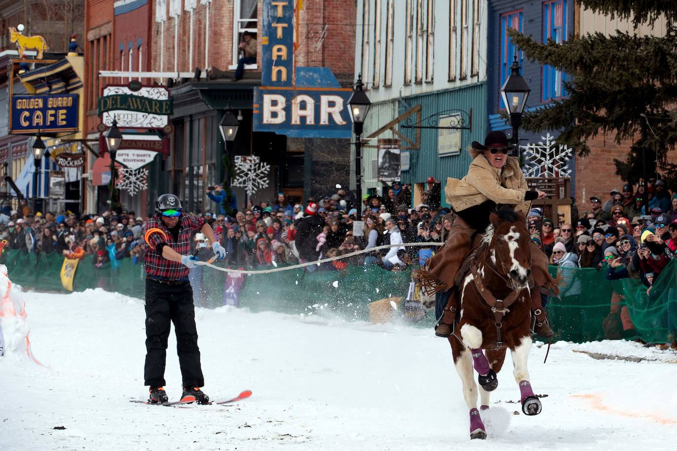 Skijoring: así es la loca carrera que fusiona los caballos, el esquí y el lejano Oeste