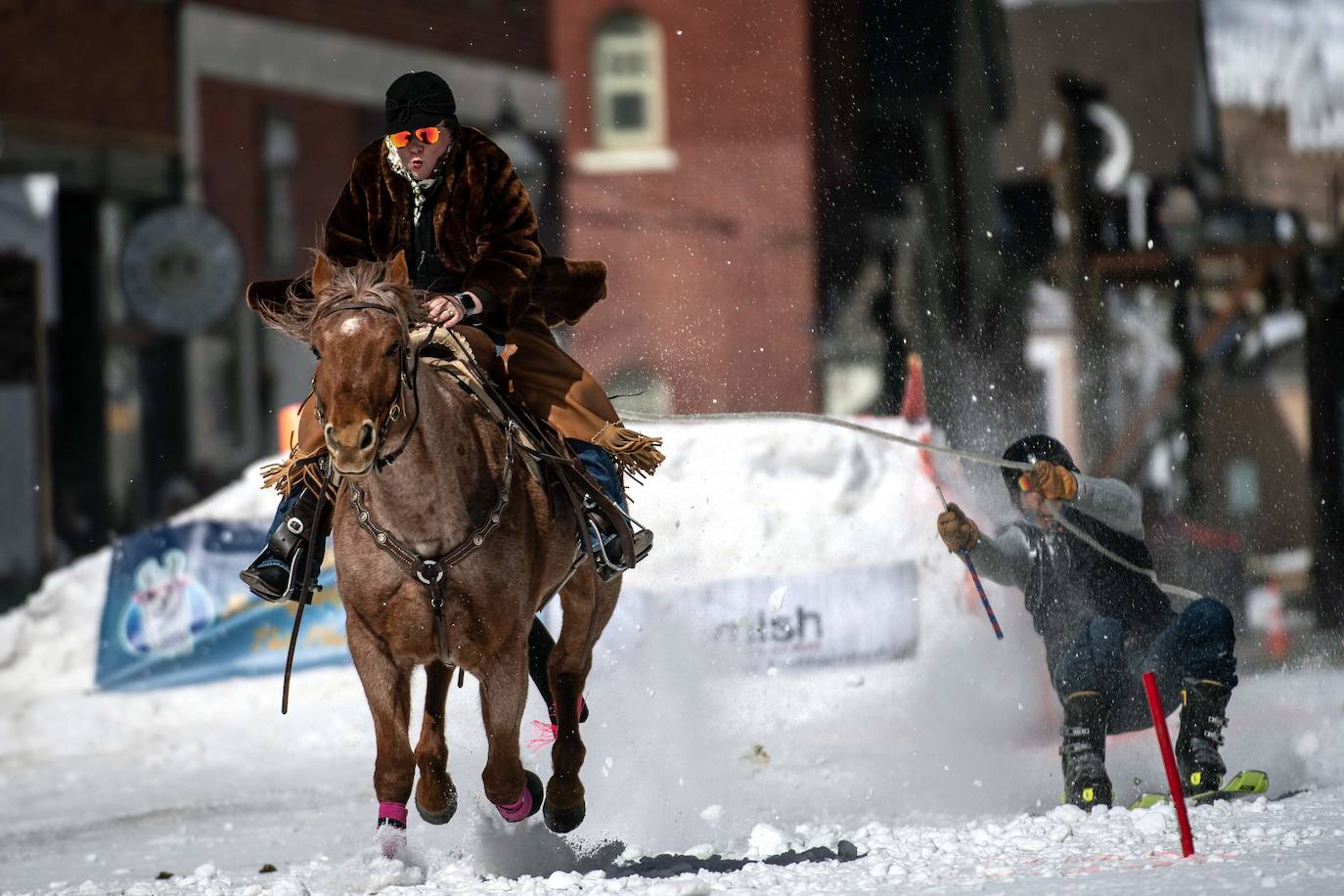 Skijoring: así es la loca carrera que fusiona los caballos, el esquí y el lejano Oeste