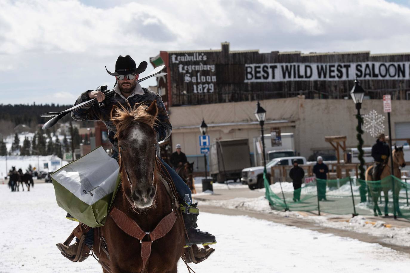 Skijoring: así es la loca carrera que fusiona los caballos, el esquí y el lejano Oeste