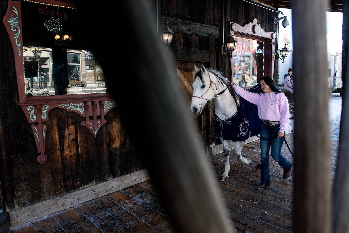 Skijoring: así es la loca carrera que fusiona los caballos, el esquí y el lejano Oeste