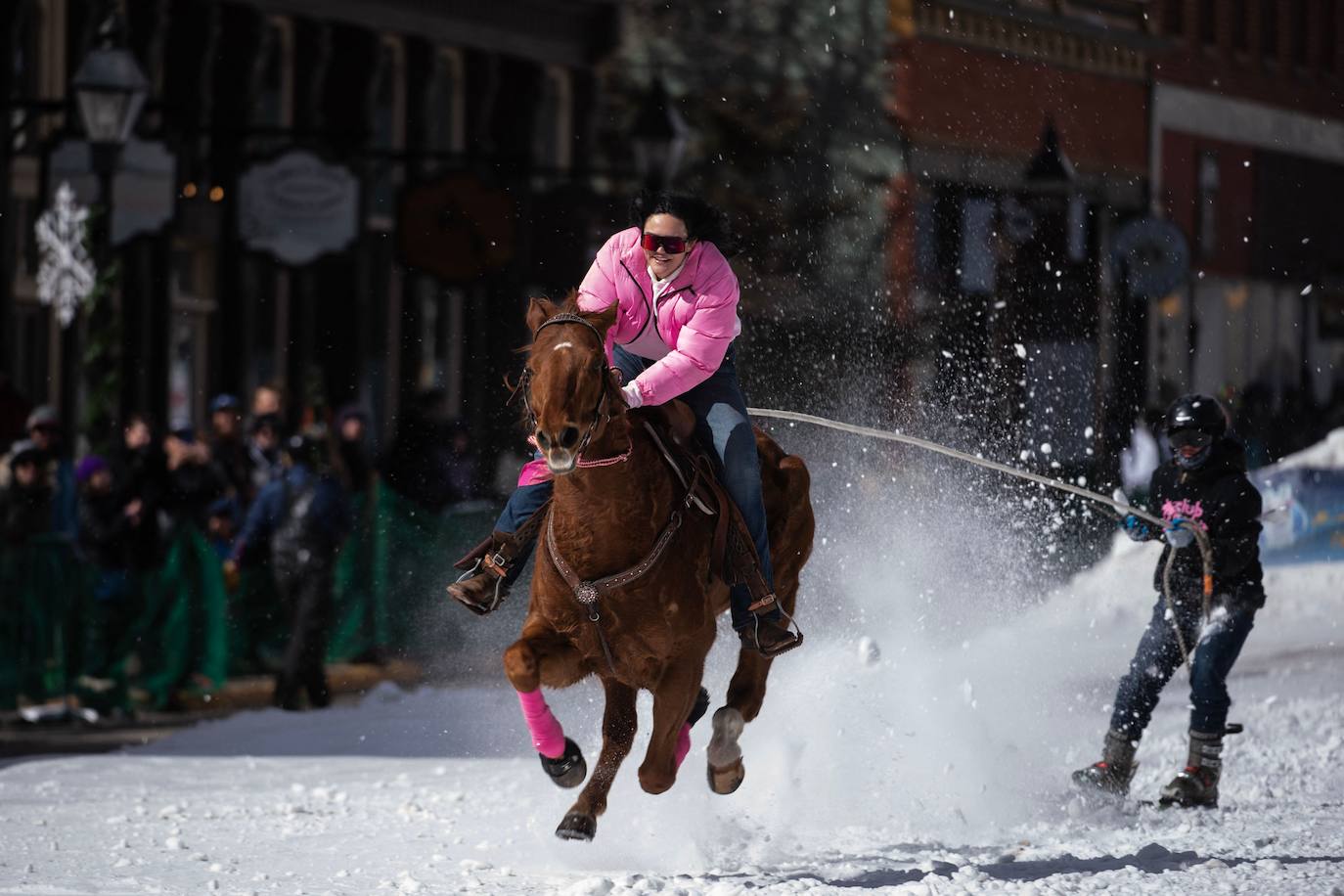 Skijoring: así es la loca carrera que fusiona los caballos, el esquí y el lejano Oeste