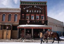 Skijoring: así es la loca carrera que fusiona los caballos, el esquí y el lejano Oeste