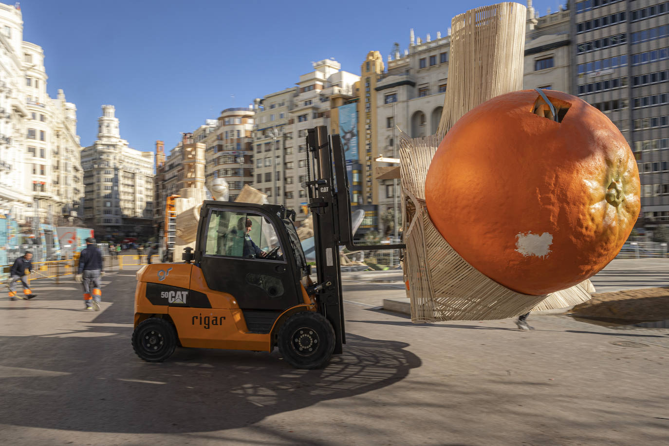 La falla municipal toma la plaza del Ayuntamiento