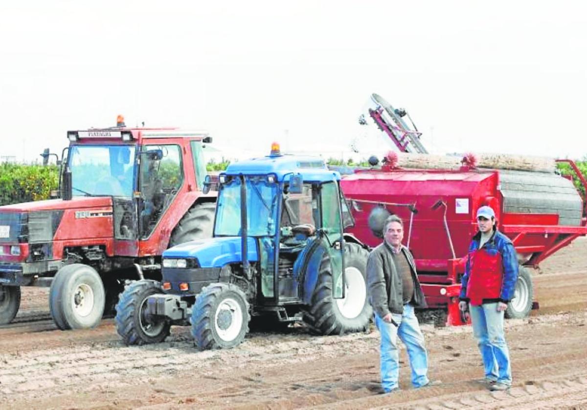Máquina de recolección de chufas en un campo de l'Horta.
