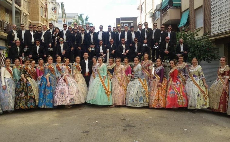 Imagen principal - Arriba, la comisión masculina junto a la femenina, antes de salir a por un premio. En la foto central, recogida en abril del año pasado -la oficial se suspendió por la lluvia-. Y abajo, el presidente de Peset con el traje reglamentario junto a la fallera mayor de 2023