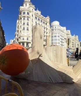 Imagen secundaria 2 - Recepción de piezas de la falla municipal en la plaza del Ayuntamiento. 