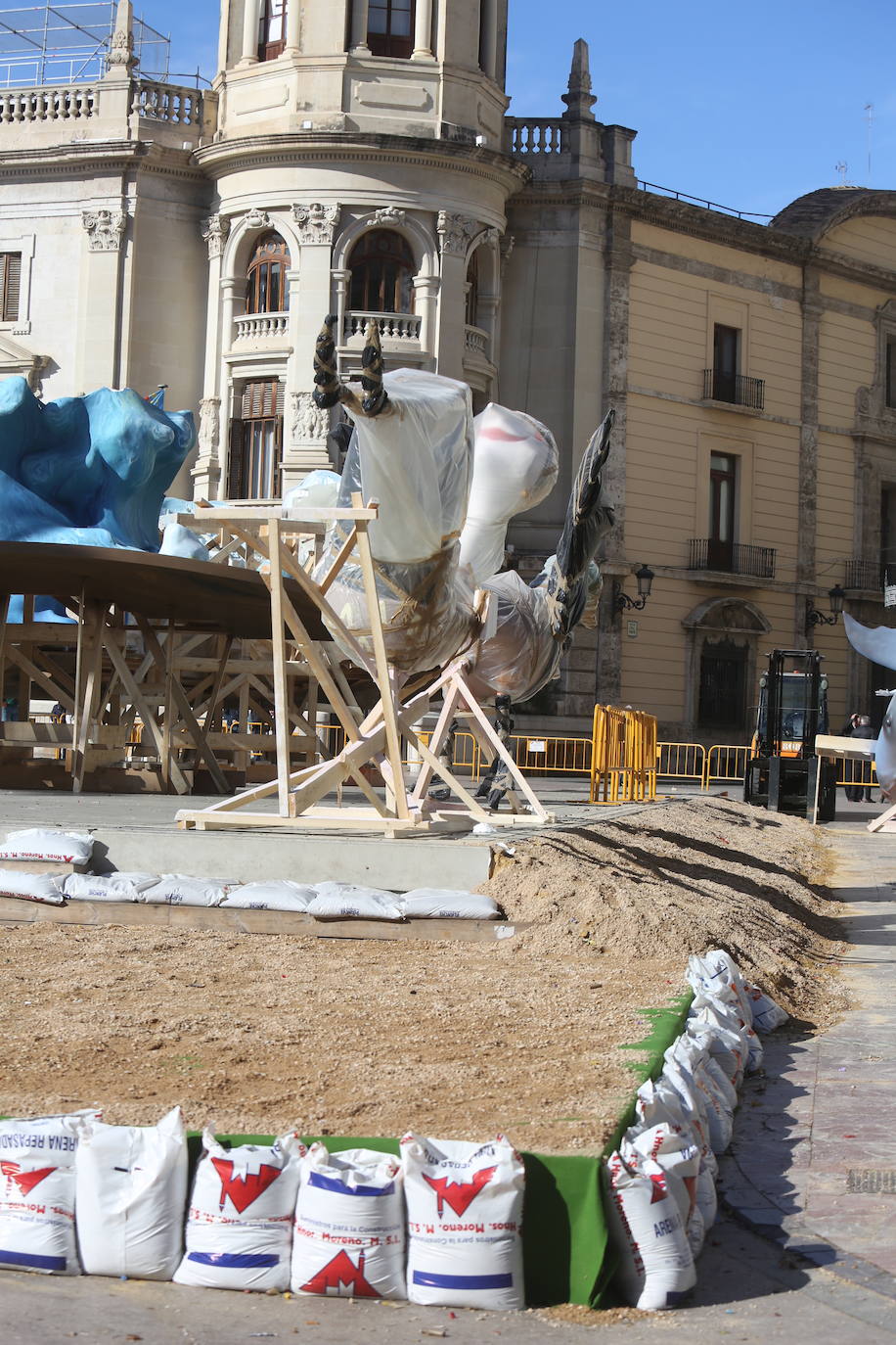 La falla municipal toma la plaza del Ayuntamiento