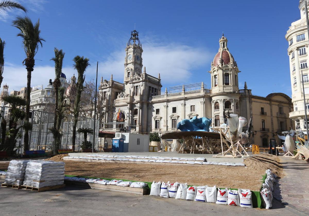 La falla municipal toma la plaza del Ayuntamiento