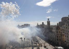 Mascletà de este lunes en la Plaza del Ayuntamiento.