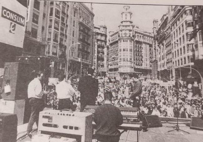 Danza Invisible en la plaza del Ayuntamiento, a plena luz del día.