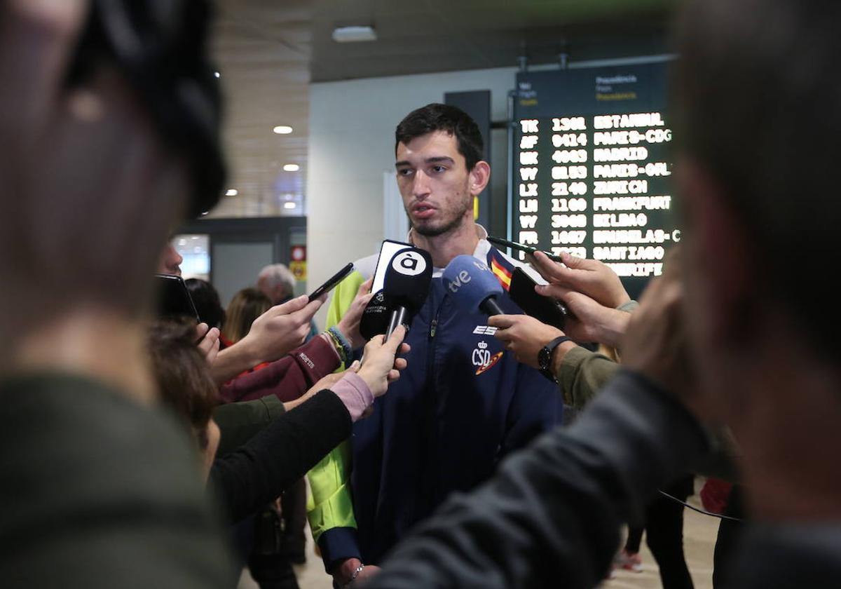 Quique Llopis en su llegada al aeropuerto de Valencia