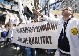 Médicos en la protesta de este lunes frente a la Conselleria de Sanidad.