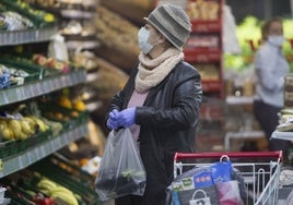 Una mujer compra en un supermercado valenciano.