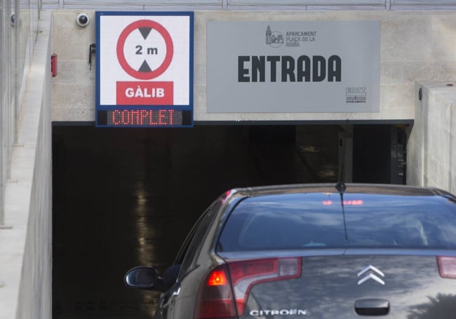 Entrada al aparcamiento de la plaza de la Reina.