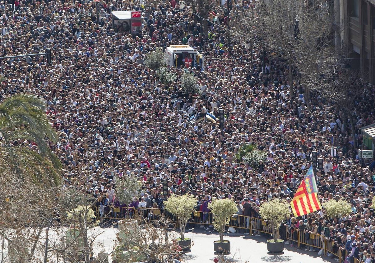 Miles de personas presencian un disparo estas Fallas.