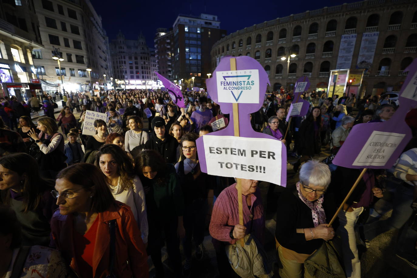 Las calles de Valencia se llenan con la manifestación del 8-M