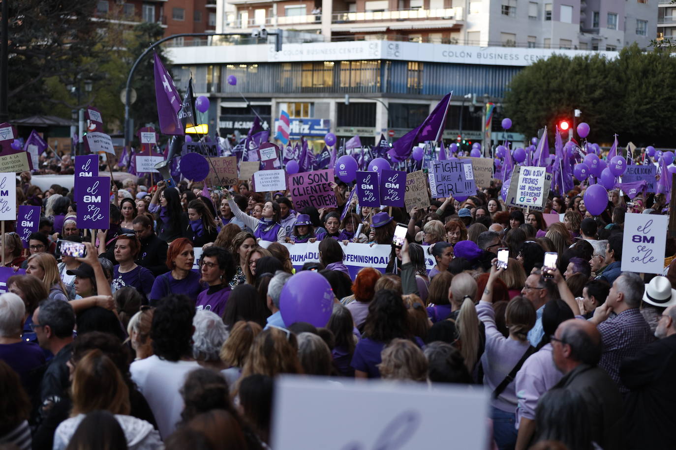 Las calles de Valencia se llenan con la manifestación del 8-M