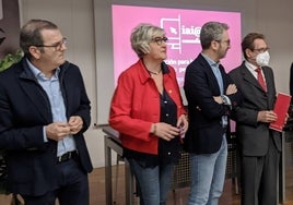 Sara Diert junto a miembros del Consell.