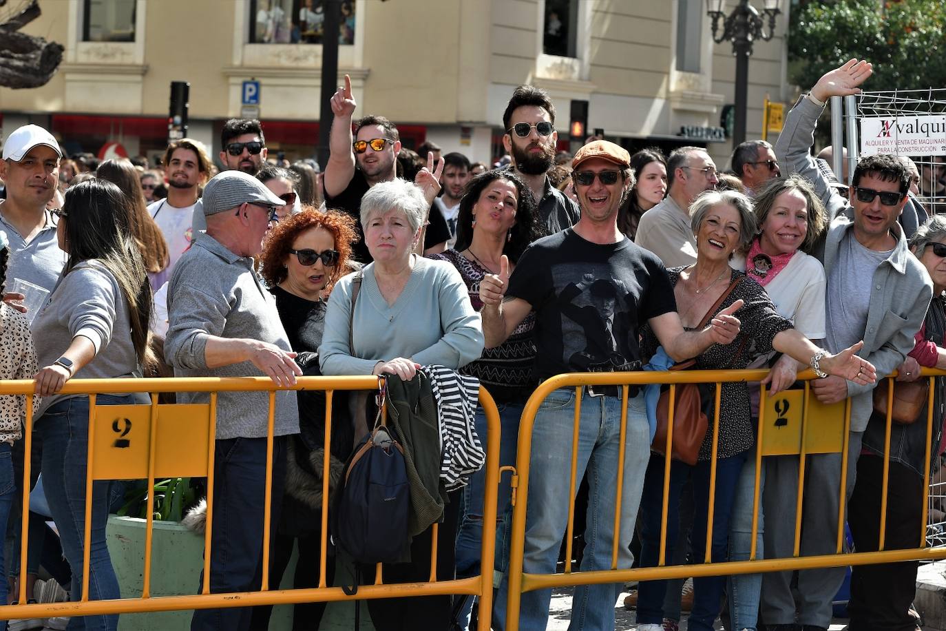 Búscate en la mascletà del 8 de marzo