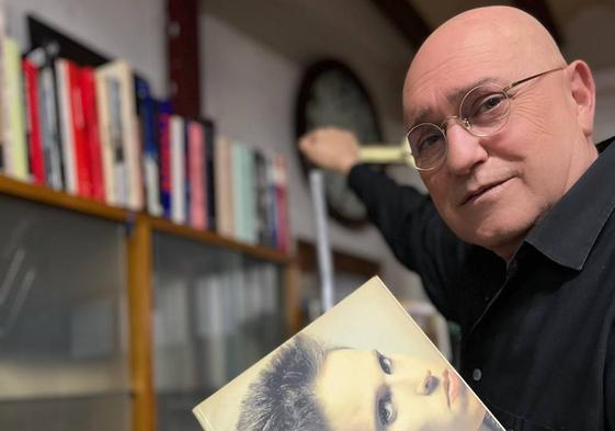 Josep Lozano, con una portada del Plec Modes, que protagonizaba Lucía Bosé.