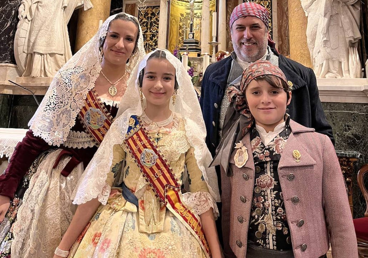 Las falleras mayores de la comisión en la Basílica de la Virgen.