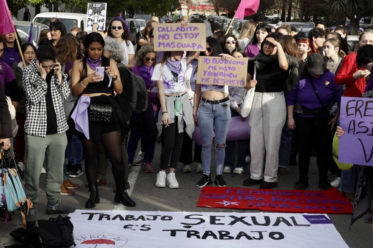 Las calles de Valencia se llenan con la manifestación del 8-M