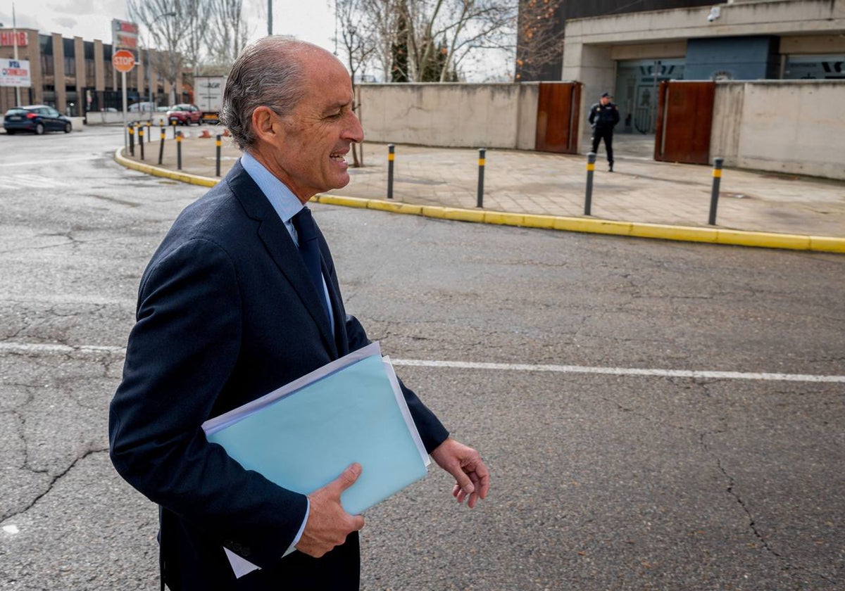 Camps, antes de su entrada a la sala donde se celebra el juicio.