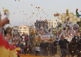 Clavellones que se lanzan durante la Batalla de Flores en la Feria de Julio.