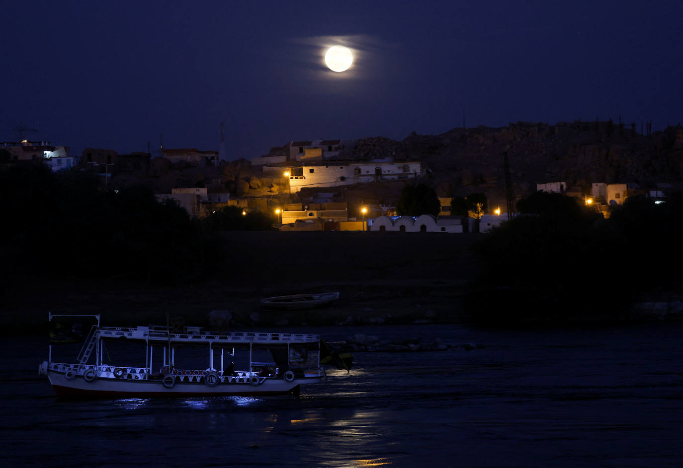 Aswan, en Egipto. La superluna sobre el Nilo.