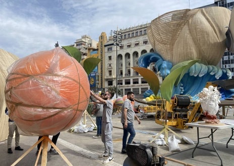 Imagen secundaria 1 - Pieza de un flamenco, naranjas y el boceto de la falla con la maqueta. 